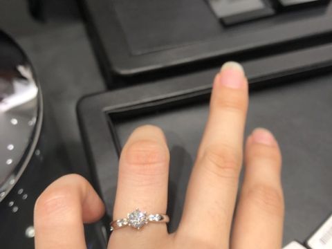 【ラザール ダイヤモンド(LAZARE DIAMOND)の口コミ】 ザ婚約指輪という一粒ダイヤモンドに、サイドに２つずつ小さなメレダイヤ…