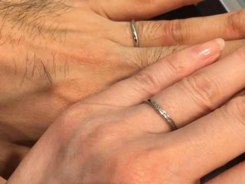 【GALA JEWELRY(ガラジュエリー)の口コミ】 素材はプラチナ、男女のペア感があり、流れのあるもの、でも全体的にシン…