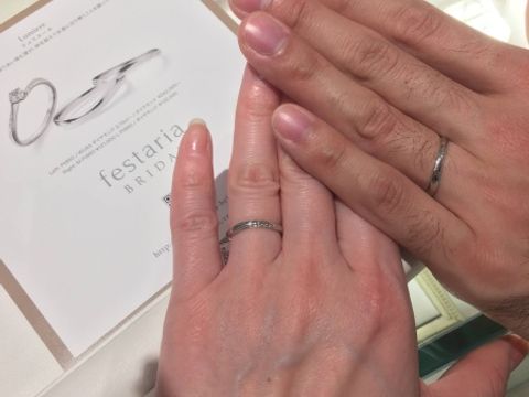 【festaria bijou SOPHIA(フェスタリア ビジュソフィア)の口コミ】 素材はプラチナです。女性用は、ダイヤモンドが手前の側面に並んでいて、…