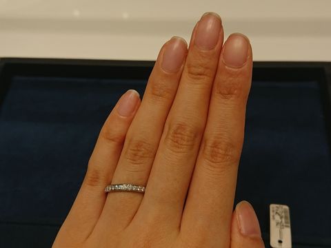 【4℃ BRIDAL(ヨンドシーブライダル)の口コミ】 ハーフエタニティですが、周りにプラチナのレールがあることで派手すぎず…