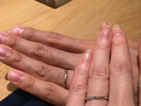 【BIJOUPIKO(ビジュピコ)の口コミ】 男女ともに素材はプラチナで、ハグしているようなデザインでした。男性用…