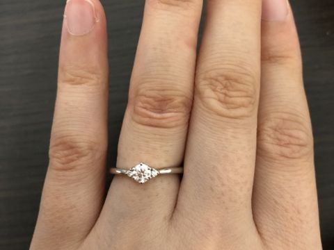 【et toi(エトワ)の口コミ】 あまり太いリングは嫌だなと思っていたので、ダイヤのサイドが細身になっ…