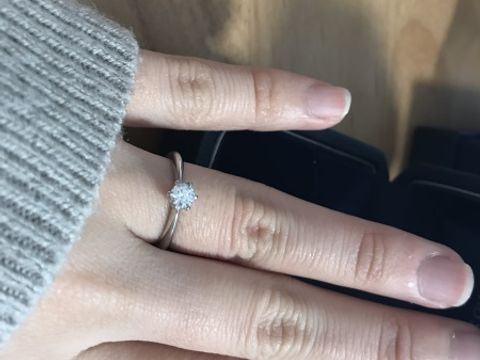 【銀座ダイヤモンドシライシの口コミ】 シンプルな婚約指輪を探していたため、店員さんに相談して何種類か試して…