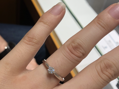 【エクセルコダイヤモンド(EXELCO DIAMOND)の口コミ】 シンプルな婚約指輪です。多くの人が婚約指輪とイメージして思い出すデザ…