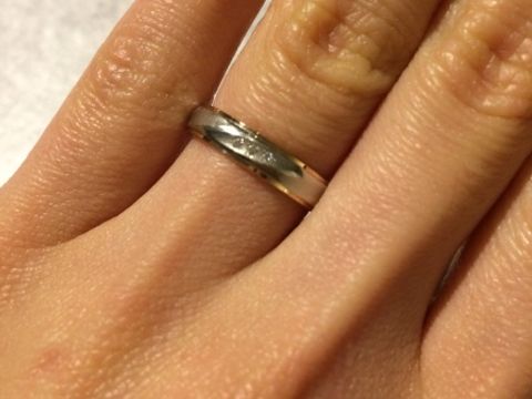 【銀座ダイヤモンドシライシの口コミ】 はじめ、角ばったお揃いのリングを選んでいたのですが、こちらの丸みを帯…