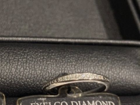 【エクセルコダイヤモンド(EXELCO DIAMOND)の口コミ】 指輪の中央に、ダイヤモンドがライン状に数石並んでいます。石の数は多い…