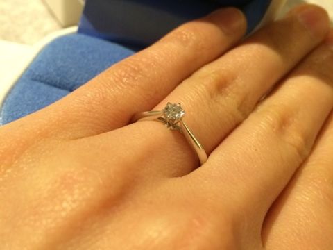 【銀座ダイヤモンドシライシの口コミ】 こちらの指輪は、裏から覗き込むとハートが輪になって並んでいるように見…