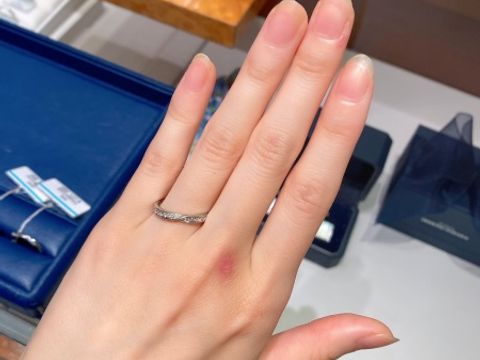 【銀座ダイヤモンドシライシの口コミ】 シンプルだけどダイヤモンドが美しく輝く指輪を探してました。試着した指…