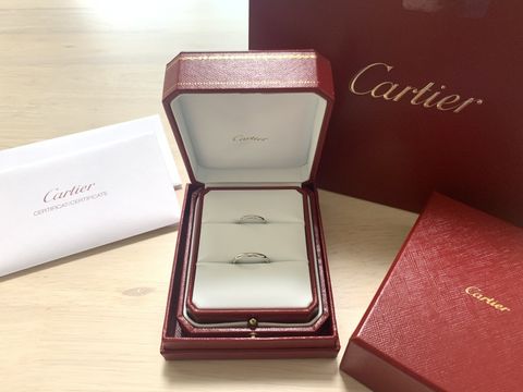 【カルティエ(Cartier)の口コミ】 婚約指輪と重ね付けをしたく、シンプルなデザインを選びました。ウェーブ…