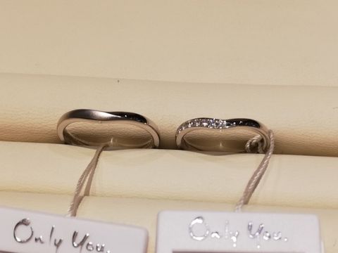 【ミルフローラ(Milluflora)の口コミ】 華奢できれいな指輪でした。軽度のV字のデザインが指を長く見せてくれまし…