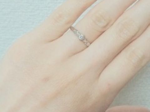 【QDMの口コミ】 彼からプロポーズの際に頂きました。
ごつい婚約指輪だと後々付けづらいと…