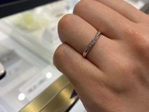【4℃ BRIDAL(ヨンドシーブライダル)の口コミ】 細すぎず太すぎずちょうど良い厚みのリングでした。ウェーブがきれいにか…