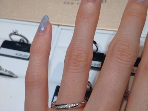 【ラザール ダイヤモンド(LAZARE DIAMOND)の口コミ】 写真だと伝わりづらいですが、ダイヤの入っている部分が立体的な山型のデ…