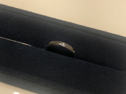 【4℃ BRIDAL(ヨンドシーブライダル)の口コミ】 はじめは婚約指輪がウェーブだったので、重ね付けを考え婚約指輪とペアの…