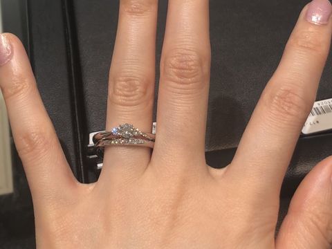 【ラザール ダイヤモンド(LAZARE DIAMOND)の口コミ】 指が3号のため、太いデザインではなく華奢でアームが細いデザインを探して…