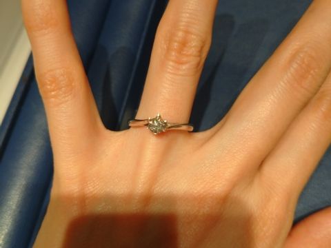 【銀座ダイヤモンドシライシの口コミ】 上から見るとシンプルなデザインですが、少しウェーブがかっておしゃれで…