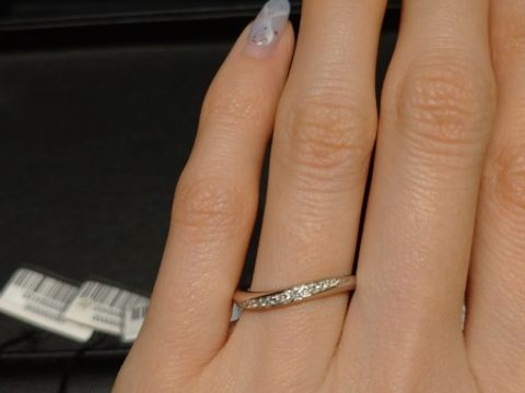 【エクセルコダイヤモンド(EXELCO DIAMOND)の口コミ】 ウェーブでダイヤのついたデザインを探していましたが、それだけでもたく…