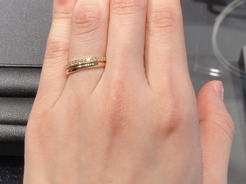 【エクセルコダイヤモンド(EXELCO DIAMOND)の口コミ】 結婚指輪と重ね付けができるようハーフエタニティリングを、肌馴染みのよ…