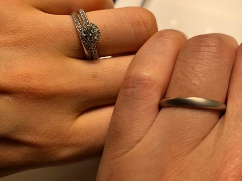 【4℃ BRIDAL(ヨンドシーブライダル)の口コミ】 中央のメインダイヤのまわりをぐるっとメレダイヤが囲んでおり、アームに…