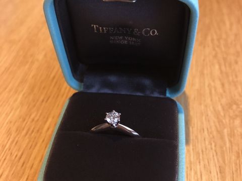 【ティファニー(Tiffany & Co.)の口コミ】 The王道！の婚約指輪になります。様々な指輪を検討しましたが、ダイヤの形…
