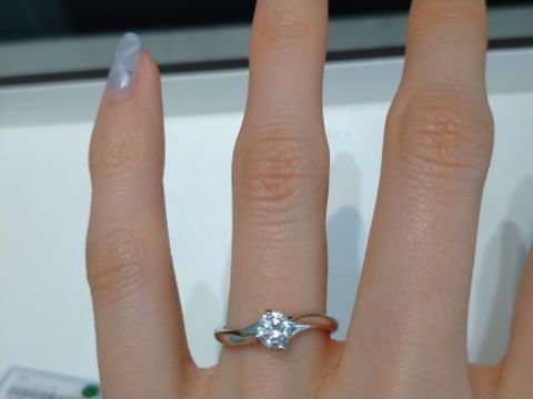 【アイプリモ(I-PRIMO)の口コミ】 横から見るとダイヤモンドが浮いてみえるセッティングが特徴のジュピター…