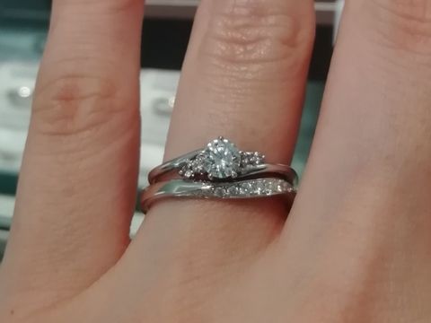 【アイプリモ(I-PRIMO)の口コミ】 他店で購入した婚約指輪がカーブしており、その曲線に沿った結婚指輪を探…