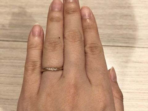 【4℃ BRIDAL(ヨンドシーブライダル)の口コミ】 シンプルなデザインながらも、ウェーブの形に沿って石が入っていてかわい…