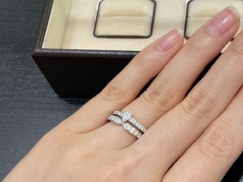 【ショーメ(CHAUMET)の口コミ】 エンゲージリングはとても豪華な煌びやかなデザインから、割合シンプルな…