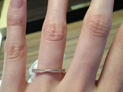 【Love Bond(ラブボンド)の口コミ】 近づいてよく見るとリボンになっていて、デザインがとにかく可愛いです。
…