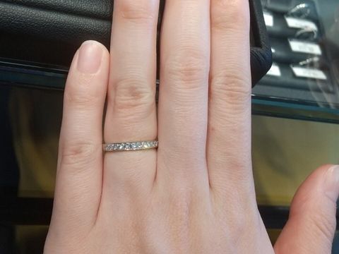【エクセルコダイヤモンド(EXELCO DIAMOND)の口コミ】 ハーフエタニティの指輪を選びましたが、上品な輝きで、ダイヤモンドが多…