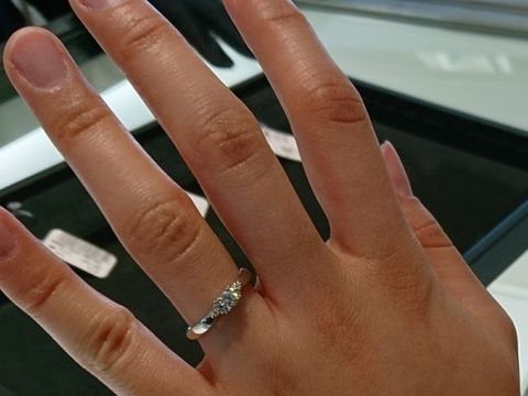 【ティファニー(Tiffany & Co.)の口コミ】 1番最初に見た婚約指輪です。
ダイヤ1つの定番タイプと迷いましたが、普段…