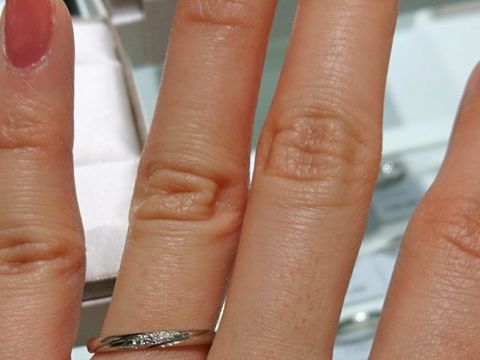 【アイプリモ(I-PRIMO)の口コミ】 プラチナ部分はストレートかウェーブでメレダイヤがはいっている結婚指輪…