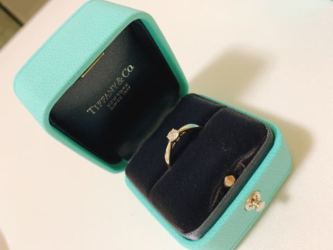 【ティファニー(Tiffany & Co.)の口コミ】 指輪のデザインはリボンのようで、女性らしく、かわいい印象でした。王道…