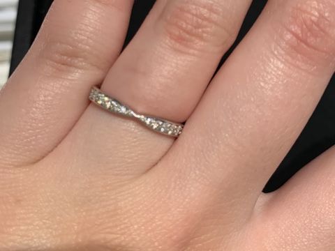 【ティファニー(Tiffany & Co.)の口コミ】 ダイヤモンドが多く、非常に綺麗で高級感があるデザインでした。つけ心地…