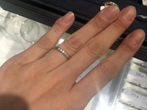 【4℃ BRIDAL(ヨンドシーブライダル)の口コミ】 真ん中にダイヤが連なっているところが素敵でした。
ダイヤが5個もついて…