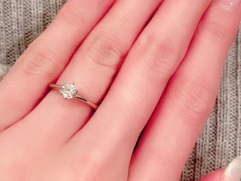 【銀座ダイヤモンドシライシの口コミ】 【指輪のデザイン・テイスト・素材について】
ダイヤモンドの引き立つ細身…