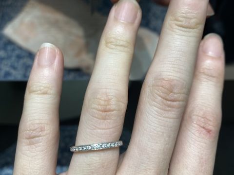 【4℃ BRIDAL(ヨンドシーブライダル)の口コミ】 ハーフエタニティで探しており、爪留めタイプやレールタイプのものなど、…