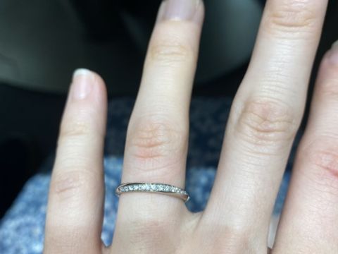 【4℃ BRIDAL(ヨンドシーブライダル)の口コミ】 ハーフエタニティで探していましたが、少し動きのあるデザインでと、こち…