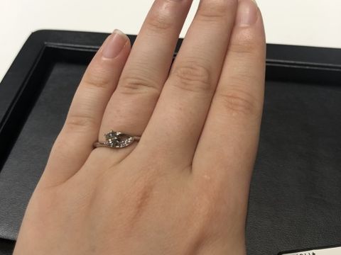 【ラザール ダイヤモンド(LAZARE DIAMOND)の口コミ】 指が短くふっくらしてるのもあって動きのある指輪がよくこちらを拝見しま…
