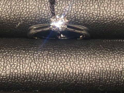 【エクセルコダイヤモンド(EXELCO DIAMOND)の口コミ】 婚約指輪のデザインは王道のシンプルなものを探していて、いくつか悩みま…