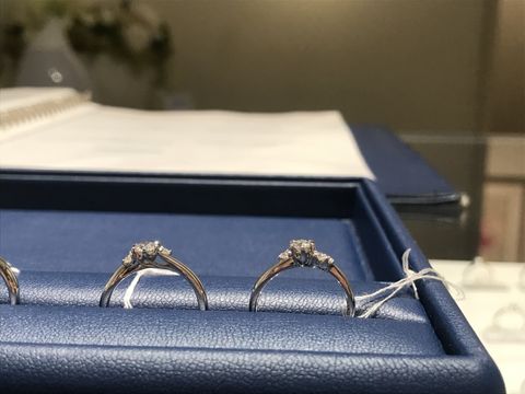 【銀座ダイヤモンドシライシの口コミ】 メレダイヤ付きの婚約指輪を試着しました。種類がたくさんあり、希望のも…
