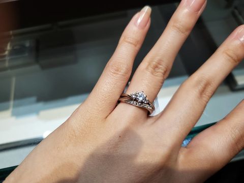 【アイプリモ(I-PRIMO)の口コミ】 婚約指輪と結婚指輪の重ね付けがしやすいものを探していました。婚約指輪…