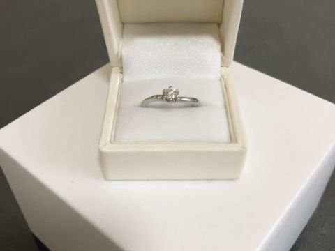 【一真堂の口コミ】 婚約指輪と結婚指輪を重ね付けした時も可愛くなるものを選びました。メー…