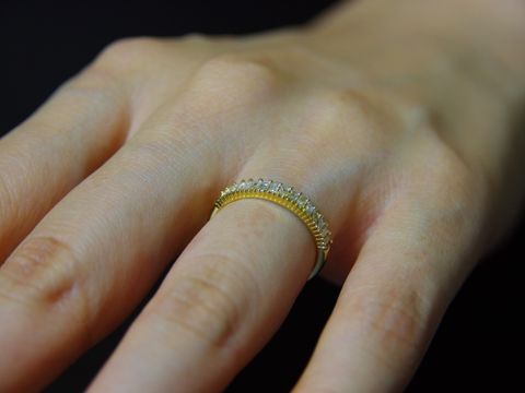 【BELLESIORA(ベルシオラ ジュエリー)の口コミ】 ハーフエタニティでありながら、他ブラントにはない個性があるところ。存…