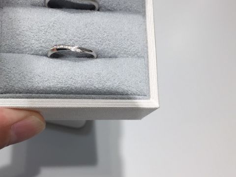 【CAFERING(カフェリング)の口コミ】 つけ心地をうたってるだけあり、指に馴染む感じがしました。斜めに入った…