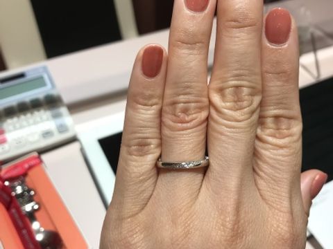 【TRECENTI(トレセンテ)の口コミ】 ストレートの指輪にダイヤモンドが斜めに入っているタイプです。ウェーブ…
