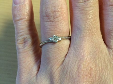 【ジュエリーツツミ(JEWELRY TSUTSUMI)の口コミ】 シンプルなデザインの婚約指輪を探していたところ、この指輪と出会いまし…
