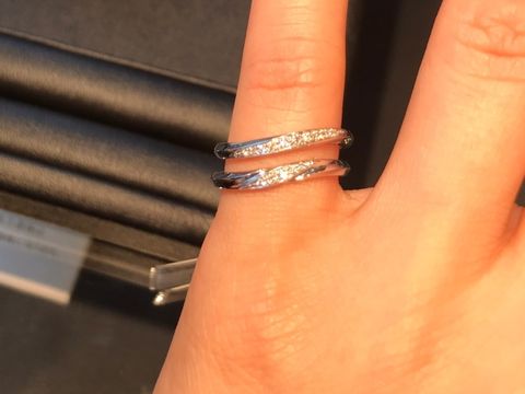 【エクセルコダイヤモンド(EXELCO DIAMOND)の口コミ】 ２つ気に入ったデザインがありました。
ウェーブでダイヤモンドが入ってお…