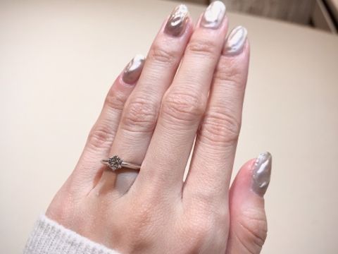 【ティファニー(Tiffany & Co.)の口コミ】 婚約指輪は一粒の光るダイヤが欲しいと思っていました。その中でもティフ…