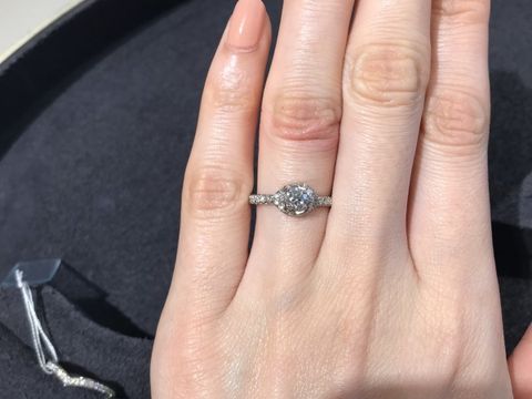 【ショーメ(CHAUMET)の口コミ】 楕円形でバラのようなデザインが他のブランドにはなく惹かれました。
付け…